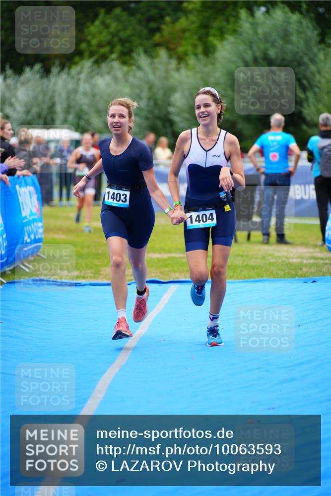 30.08.2026 - Elbe Triathlon Hamburg LAZAROV Photography http://msf.ph/oto/10063593 30.08.2026 11:57:37 Ziel 860, 1403, 1404 meine-sportfotos.de