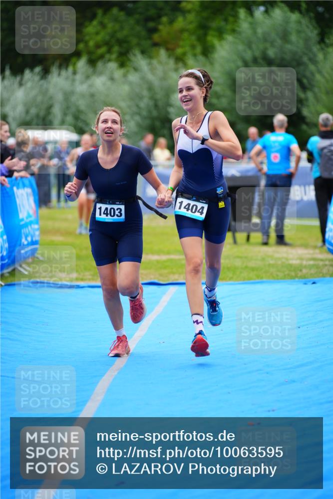 30.08.2026 - Elbe Triathlon Hamburg LAZAROV Photography http://msf.ph/oto/10063595 30.08.2026 11:57:37 Ziel 860, 1403, 1404 meine-sportfotos.de