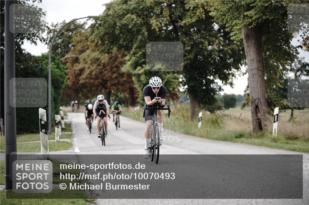 30.08.2026 - Elbe Triathlon Hamburg Michael Burmester http://msf.ph/oto/10070493 30.08.2026 09:55:52 Radfahren 352, 397, 410, 437, 576, 820, 843, 872 meine-sportfotos.de