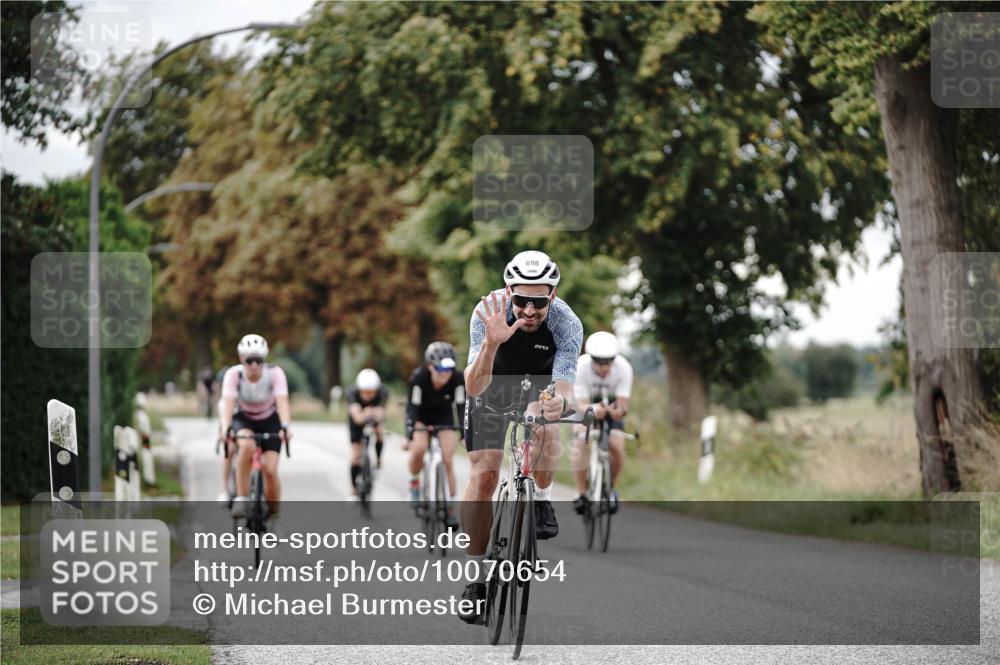 30.08.2026 - Elbe Triathlon Hamburg Michael Burmester http://msf.ph/oto/10070654 30.08.2026 09:57:23 Radfahren 261, 641, 658, 678, 698, 747, 810, 887, 1896 meine-sportfotos.de
