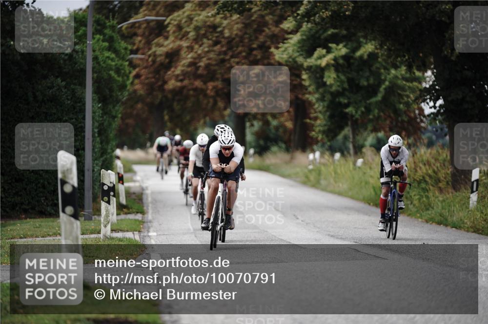 30.08.2026 - Elbe Triathlon Hamburg Michael Burmester http://msf.ph/oto/10070791 30.08.2026 09:58:36 Radfahren 417, 503, 506, 508, 513, 526, 656, 779, 950 meine-sportfotos.de