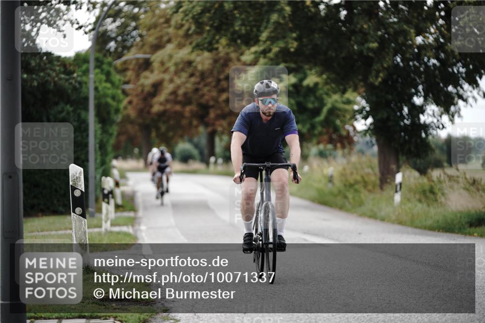30.08.2026 - Elbe Triathlon Hamburg Michael Burmester http://msf.ph/oto/10071337 30.08.2026 10:03:56 Radfahren 521, 589, 805, 953 meine-sportfotos.de
