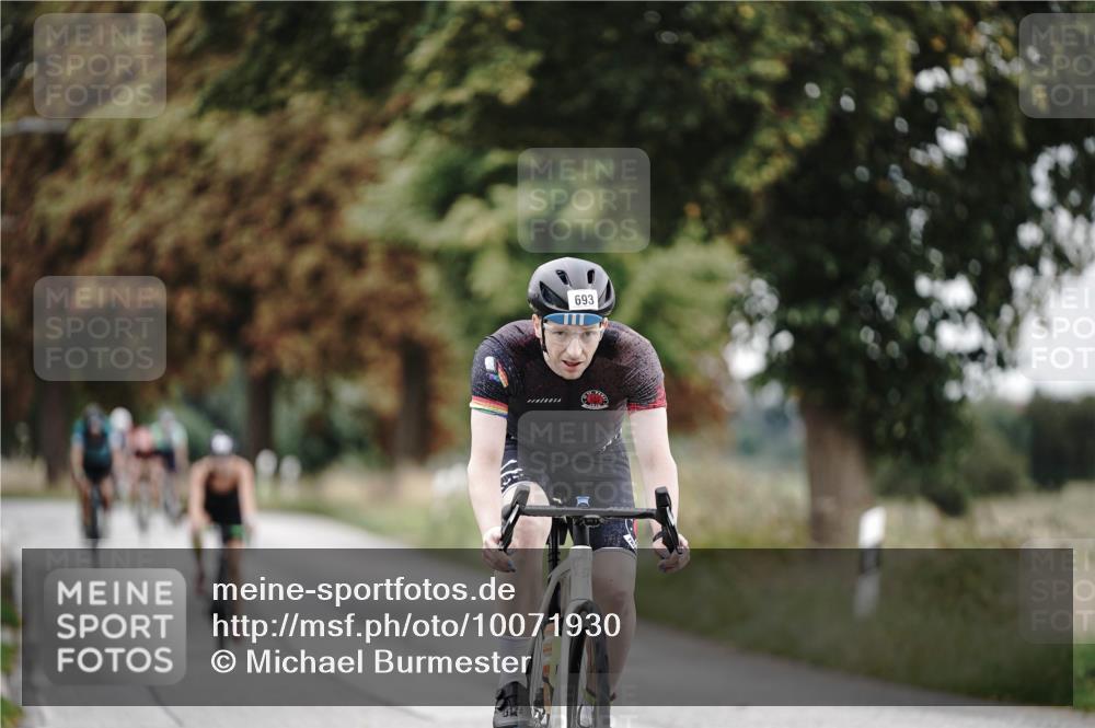 30.08.2026 - Elbe Triathlon Hamburg Michael Burmester http://msf.ph/oto/10071930 30.08.2026 10:09:46 Radfahren 690, 693, 811, 828, 937, 1897 meine-sportfotos.de