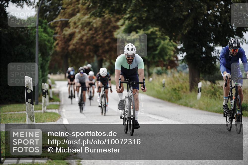 30.08.2026 - Elbe Triathlon Hamburg Michael Burmester http://msf.ph/oto/10072316 30.08.2026 10:13:57 Radfahren 585, 612, 646, 799, 881, 886, 1896 meine-sportfotos.de