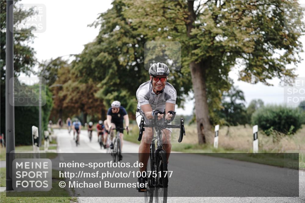 30.08.2026 - Elbe Triathlon Hamburg Michael Burmester http://msf.ph/oto/10075177 30.08.2026 11:00:07 Radfahren 992, 1153, 1214, 1280, 1293, 1320, 1352, 1445 meine-sportfotos.de