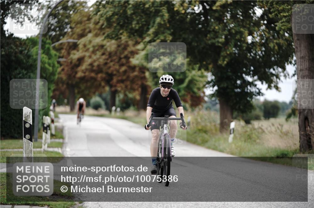 30.08.2026 - Elbe Triathlon Hamburg Michael Burmester http://msf.ph/oto/10075386 30.08.2026 11:04:03 Radfahren 946, 1313, 1428 meine-sportfotos.de