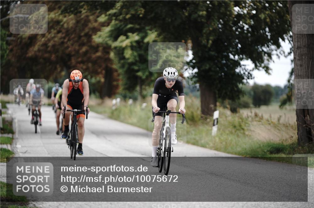 30.08.2026 - Elbe Triathlon Hamburg Michael Burmester http://msf.ph/oto/10075672 30.08.2026 11:07:44 Radfahren 985, 1300, 1354, 1364, 1386, 1435, 1438, 1578 meine-sportfotos.de