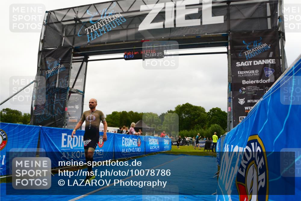 30.08.2026 - Elbe Triathlon Hamburg LAZAROV Photography http://msf.ph/oto/10078786 30.08.2026 10:10:38 Ziel 221 meine-sportfotos.de