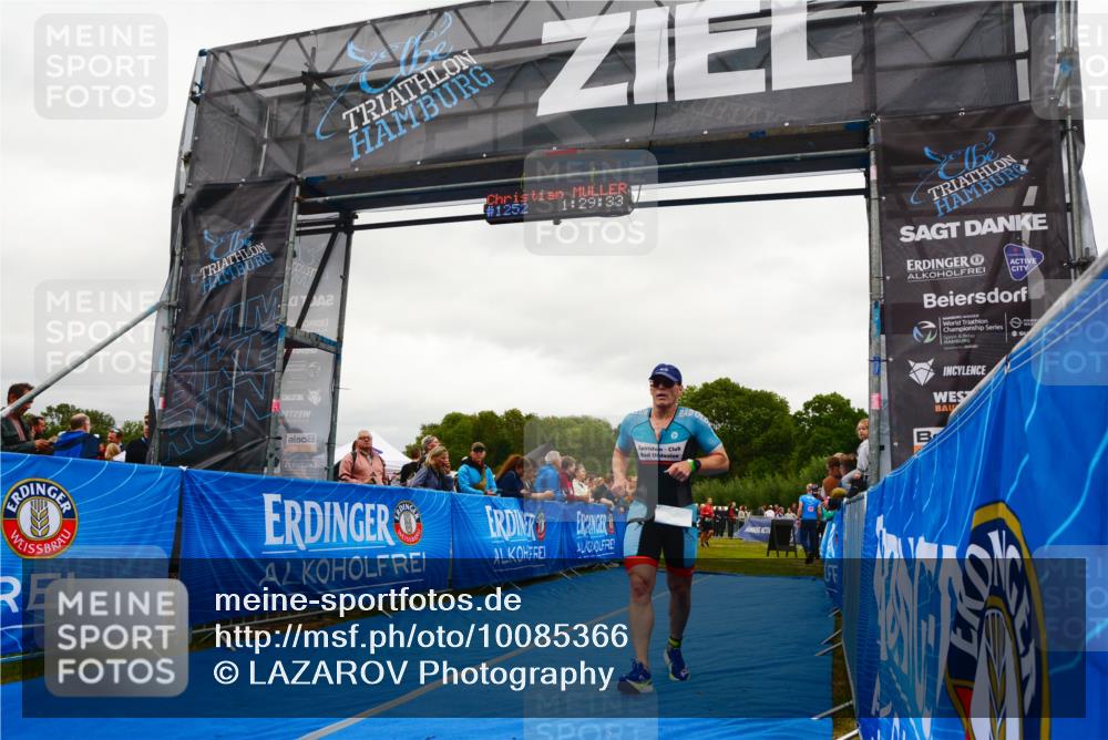 30.08.2026 - Elbe Triathlon Hamburg LAZAROV Photography http://msf.ph/oto/10085366 30.08.2026 11:49:37 Ziel 939, 1363, 1412 meine-sportfotos.de