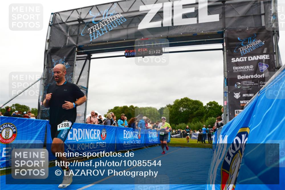 30.08.2026 - Elbe Triathlon Hamburg LAZAROV Photography http://msf.ph/oto/10085544 30.08.2026 11:51:21 Ziel 944, 1288, 1347 meine-sportfotos.de