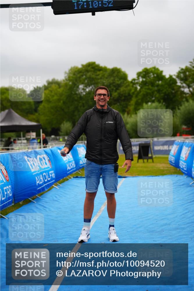 30.08.2026 - Elbe Triathlon Hamburg LAZAROV Photography http://msf.ph/oto/10094520 30.08.2026 17:10:52 Siegerehrung 17, 10, 52 meine-sportfotos.de
