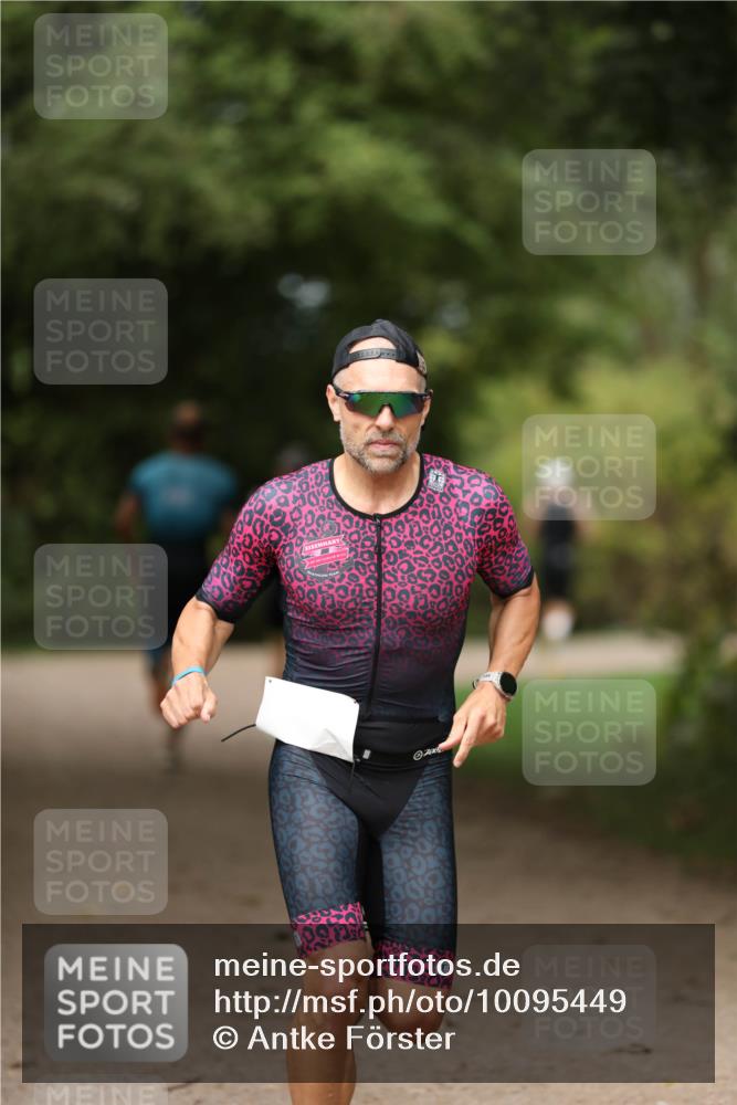 30.08.2026 - Elbe Triathlon Hamburg Antke Förster http://msf.ph/oto/10095449 30.08.2026 09:58:23 Laufen 700 meine-sportfotos.de