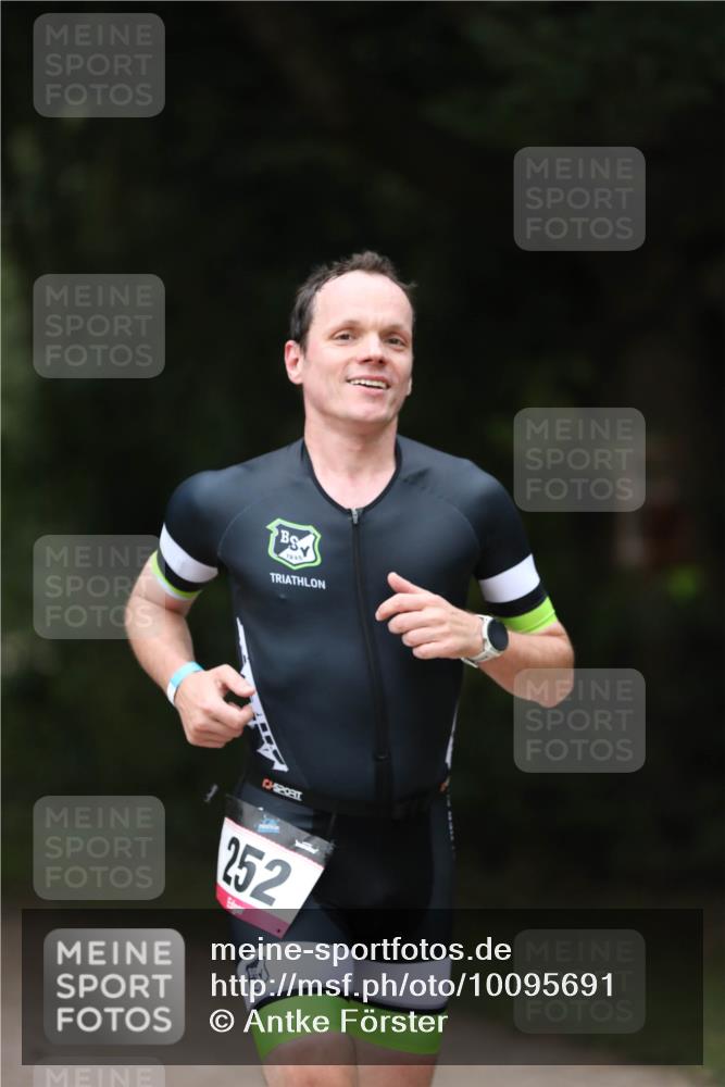 30.08.2026 - Elbe Triathlon Hamburg Antke Förster http://msf.ph/oto/10095691 30.08.2026 10:05:23 Laufen 1945, 252 meine-sportfotos.de