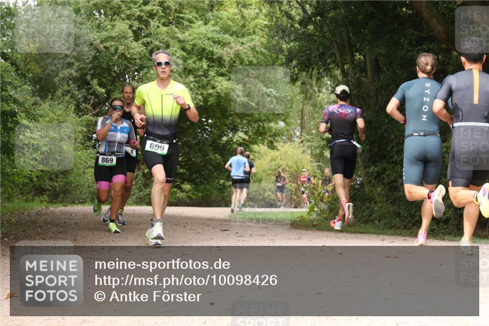 30.08.2026 - Elbe Triathlon Hamburg Antke Förster http://msf.ph/oto/10098426 30.08.2026 10:46:28 Laufen 669, 698 meine-sportfotos.de
