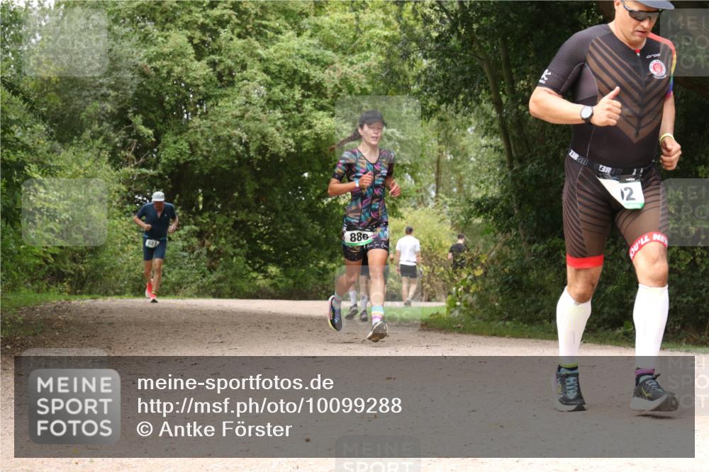 30.08.2026 - Elbe Triathlon Hamburg Antke Förster http://msf.ph/oto/10099288 30.08.2026 10:56:28 Laufen 687, 886, 12 meine-sportfotos.de