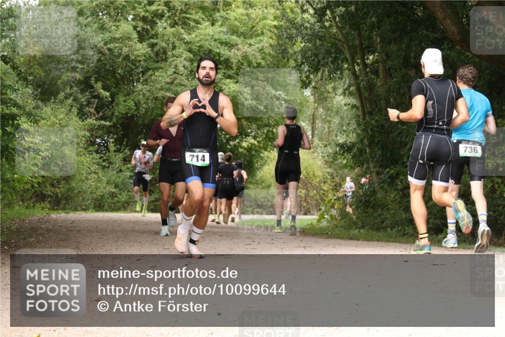 30.08.2026 - Elbe Triathlon Hamburg Antke Förster http://msf.ph/oto/10099644 30.08.2026 11:00:41 Laufen 714, 736 meine-sportfotos.de