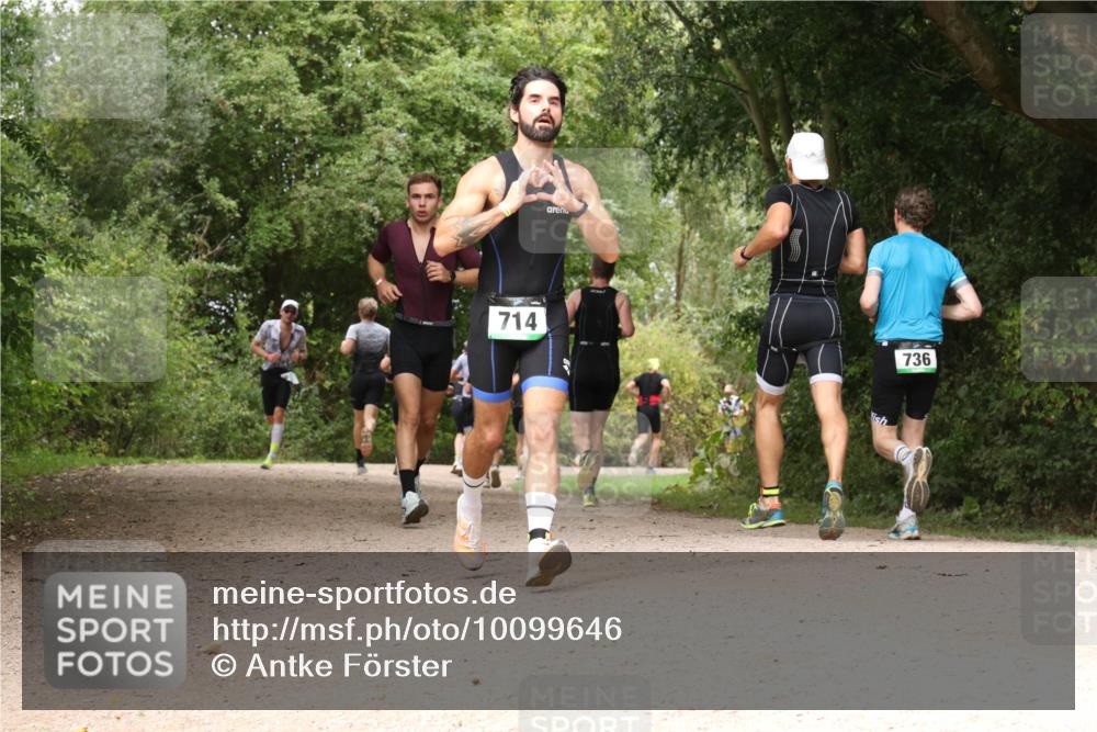30.08.2026 - Elbe Triathlon Hamburg Antke Förster http://msf.ph/oto/10099646 30.08.2026 11:00:42 Laufen 714, 736 meine-sportfotos.de