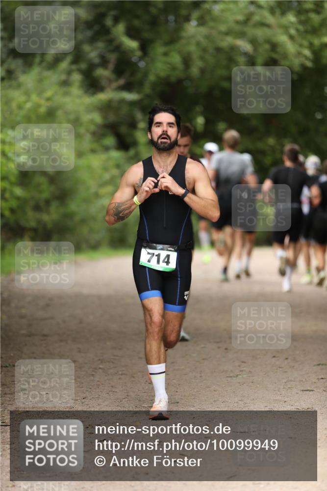 30.08.2026 - Elbe Triathlon Hamburg Antke Förster http://msf.ph/oto/10099949 30.08.2026 11:00:41 Laufen 714 meine-sportfotos.de