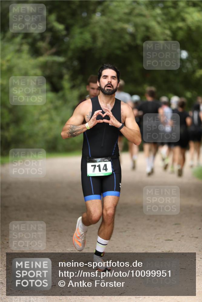 30.08.2026 - Elbe Triathlon Hamburg Antke Förster http://msf.ph/oto/10099951 30.08.2026 11:00:42 Laufen 714 meine-sportfotos.de