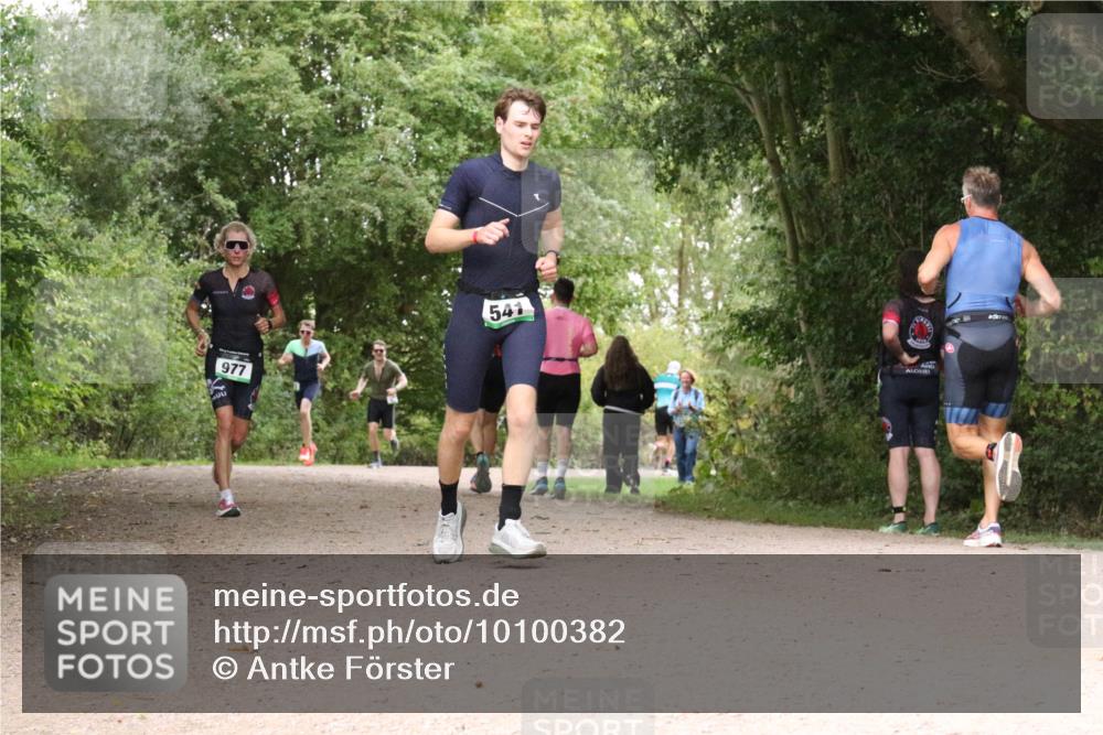 30.08.2026 - Elbe Triathlon Hamburg Antke Förster http://msf.ph/oto/10100382 30.08.2026 11:08:16 Laufen 977, 541 meine-sportfotos.de