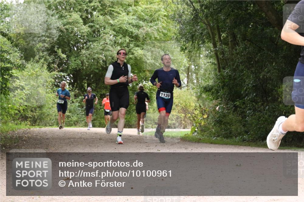 30.08.2026 - Elbe Triathlon Hamburg Antke Förster http://msf.ph/oto/10100961 30.08.2026 11:14:18 Laufen 979, 1120 meine-sportfotos.de