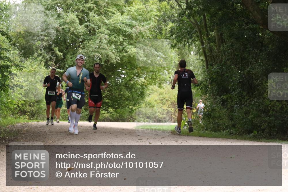 30.08.2026 - Elbe Triathlon Hamburg Antke Förster http://msf.ph/oto/10101057 30.08.2026 11:15:18 Laufen 875, 792 meine-sportfotos.de
