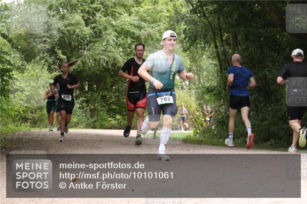 30.08.2026 - Elbe Triathlon Hamburg Antke Förster http://msf.ph/oto/10101061 30.08.2026 11:15:20 Laufen 875, 792 meine-sportfotos.de
