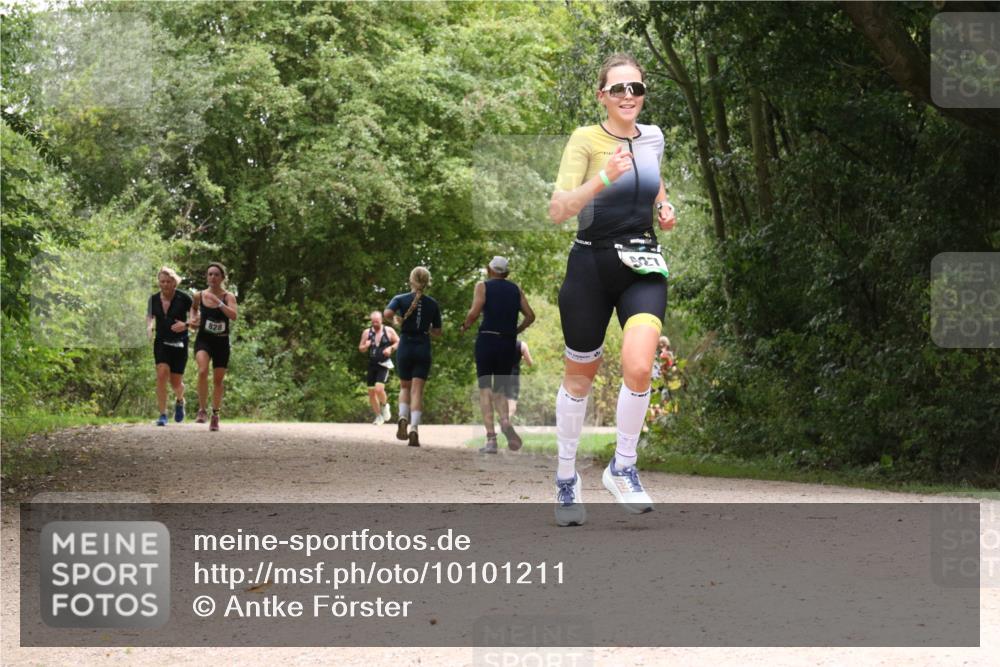 30.08.2026 - Elbe Triathlon Hamburg Antke Förster http://msf.ph/oto/10101211 30.08.2026 11:16:56 Laufen 828, 827 meine-sportfotos.de