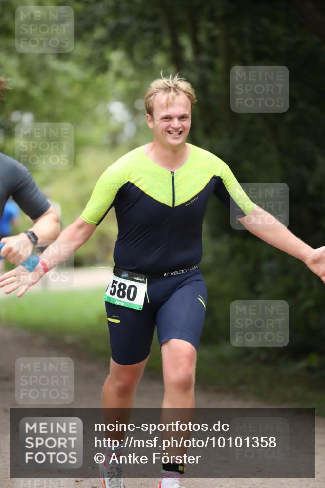 30.08.2026 - Elbe Triathlon Hamburg Antke Förster http://msf.ph/oto/10101358 30.08.2026 11:15:12 Laufen 580 meine-sportfotos.de