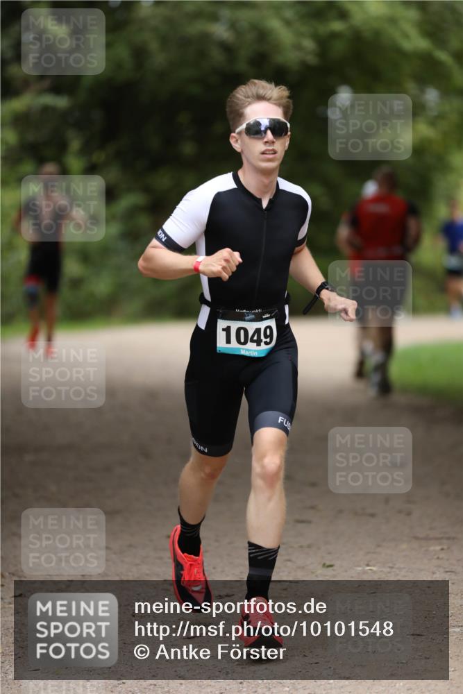 30.08.2026 - Elbe Triathlon Hamburg Antke Förster http://msf.ph/oto/10101548 30.08.2026 11:17:10 Laufen 1049 meine-sportfotos.de
