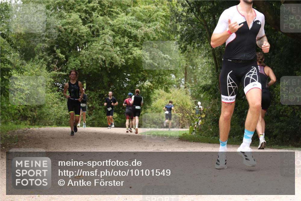 30.08.2026 - Elbe Triathlon Hamburg Antke Förster http://msf.ph/oto/10101549 30.08.2026 11:20:21 Laufen 853, 914 meine-sportfotos.de