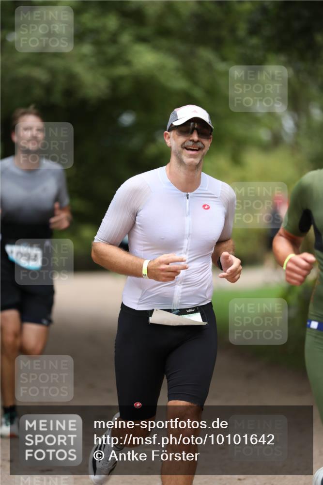 30.08.2026 - Elbe Triathlon Hamburg Antke Förster http://msf.ph/oto/10101642 30.08.2026 11:18:16 Laufen 1094 meine-sportfotos.de