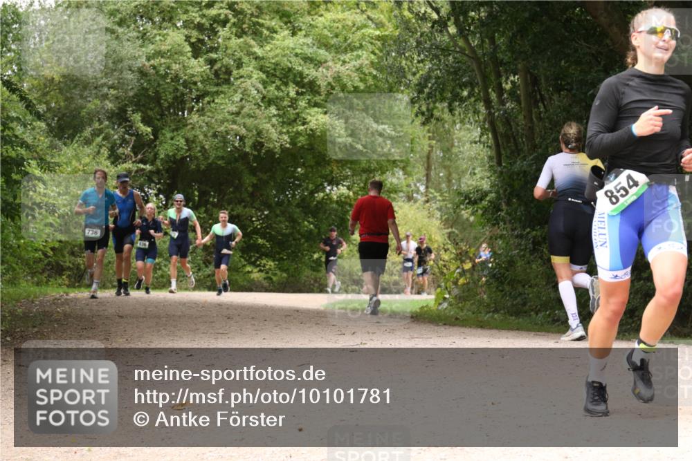 30.08.2026 - Elbe Triathlon Hamburg Antke Förster http://msf.ph/oto/10101781 30.08.2026 11:22:28 Laufen 854, 3 meine-sportfotos.de