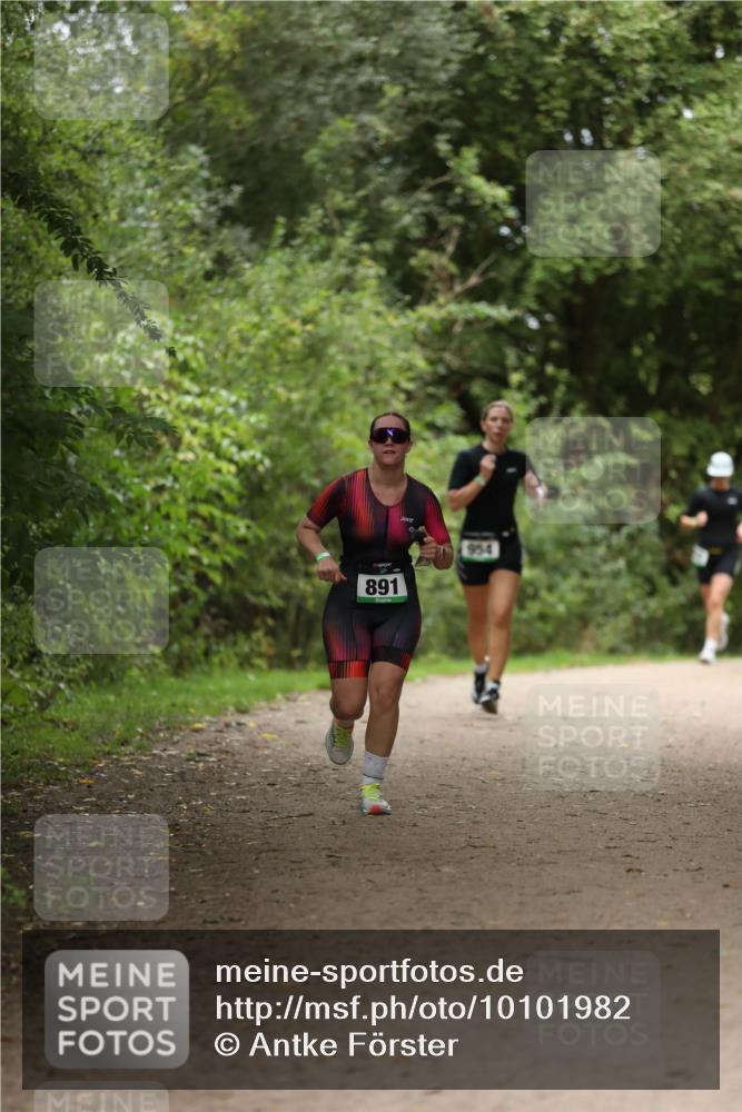 30.08.2026 - Elbe Triathlon Hamburg Antke Förster http://msf.ph/oto/10101982 30.08.2026 11:21:42 Laufen 891, 954 meine-sportfotos.de
