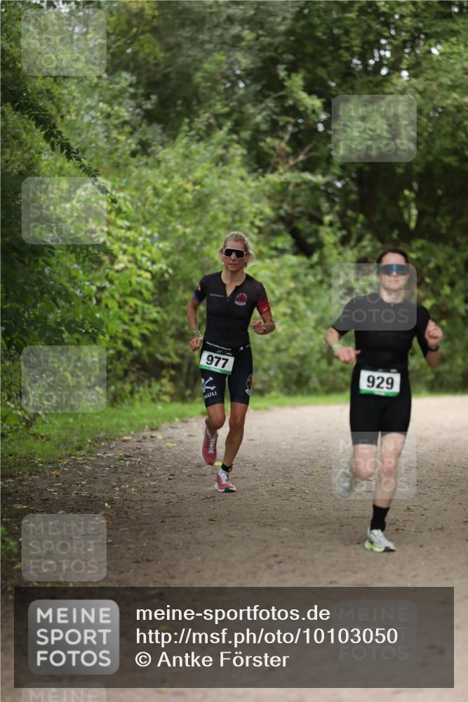 30.08.2026 - Elbe Triathlon Hamburg Antke Förster http://msf.ph/oto/10103050 30.08.2026 11:33:58 Laufen 977, 929 meine-sportfotos.de