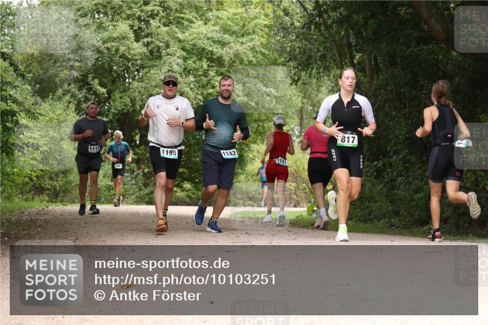 30.08.2026 - Elbe Triathlon Hamburg Antke Förster http://msf.ph/oto/10103251 30.08.2026 11:39:53 Laufen 1117, 1195, 1142, 131, 3, 200, 817, 3 meine-sportfotos.de