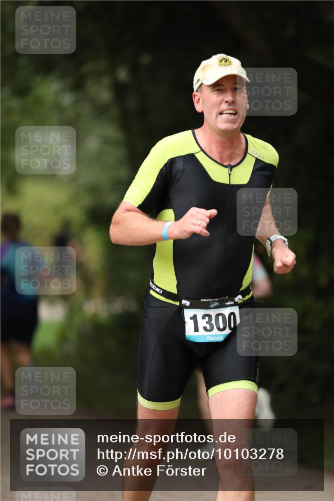 30.08.2026 - Elbe Triathlon Hamburg Antke Förster http://msf.ph/oto/10103278 30.08.2026 11:36:21 Laufen 1300 meine-sportfotos.de