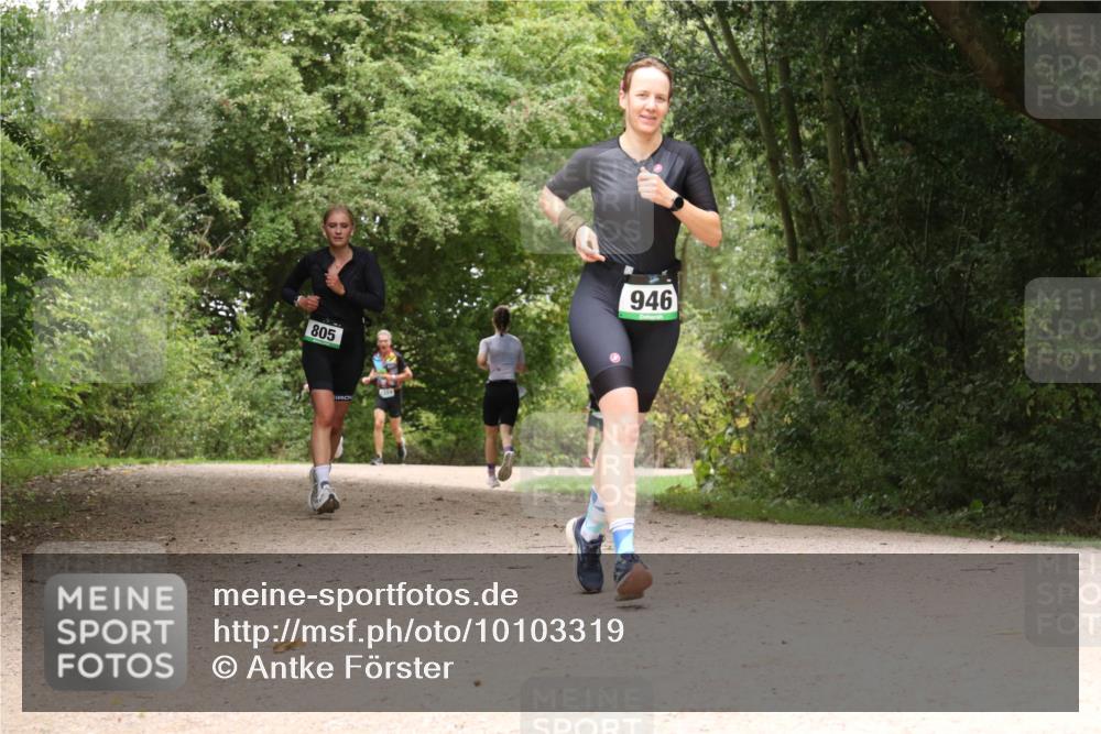 30.08.2026 - Elbe Triathlon Hamburg Antke Förster http://msf.ph/oto/10103319 30.08.2026 11:40:26 Laufen 805, 946 meine-sportfotos.de