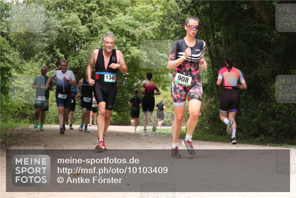 30.08.2026 - Elbe Triathlon Hamburg Antke Förster http://msf.ph/oto/10103409 30.08.2026 11:41:16 Laufen 1227, 1281, 1353, 1345, 908, 7001 meine-sportfotos.de