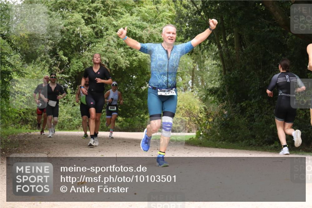 30.08.2026 - Elbe Triathlon Hamburg Antke Förster http://msf.ph/oto/10103501 30.08.2026 11:42:01 Laufen 808 meine-sportfotos.de