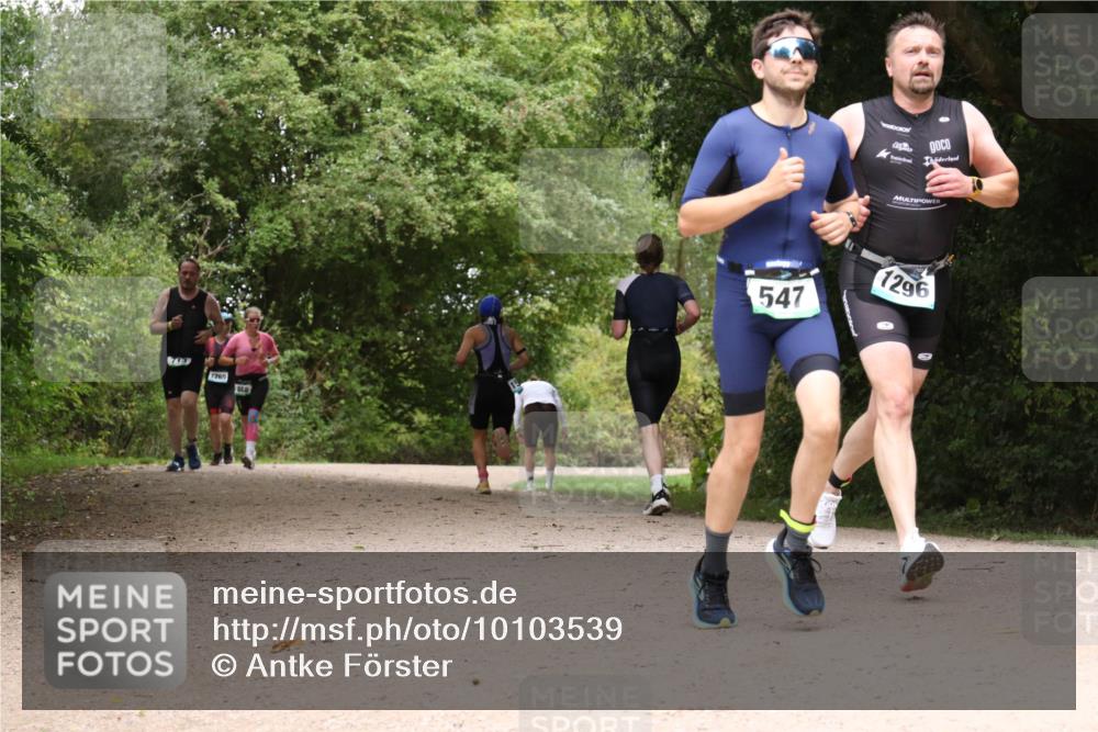 30.08.2026 - Elbe Triathlon Hamburg Antke Förster http://msf.ph/oto/10103539 30.08.2026 11:42:23 Laufen 713, 1265, 869, 547, 1296 meine-sportfotos.de