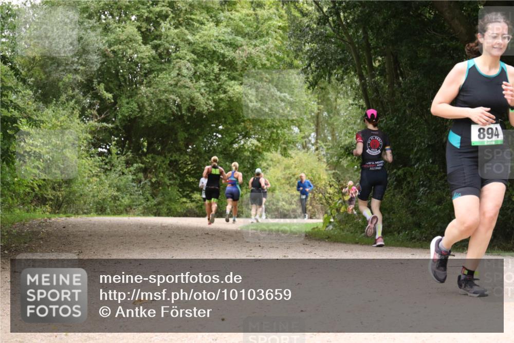 30.08.2026 - Elbe Triathlon Hamburg Antke Förster http://msf.ph/oto/10103659 30.08.2026 11:44:26 Laufen 910, 894 meine-sportfotos.de