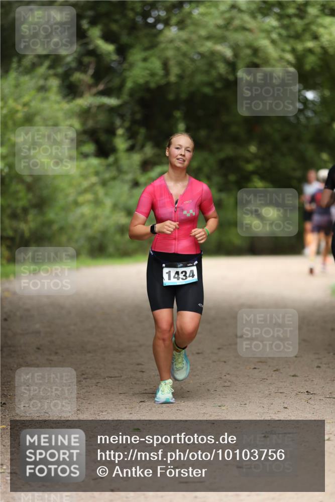 30.08.2026 - Elbe Triathlon Hamburg Antke Förster http://msf.ph/oto/10103756 30.08.2026 11:41:34 Laufen 1434 meine-sportfotos.de