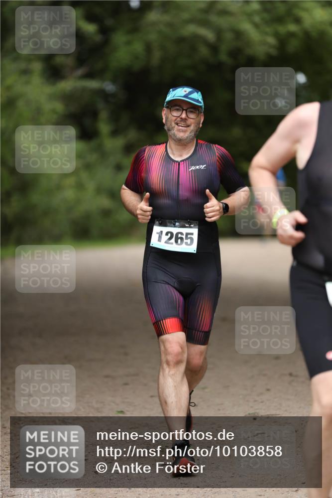 30.08.2026 - Elbe Triathlon Hamburg Antke Förster http://msf.ph/oto/10103858 30.08.2026 11:42:32 Laufen 7001, 1265 meine-sportfotos.de