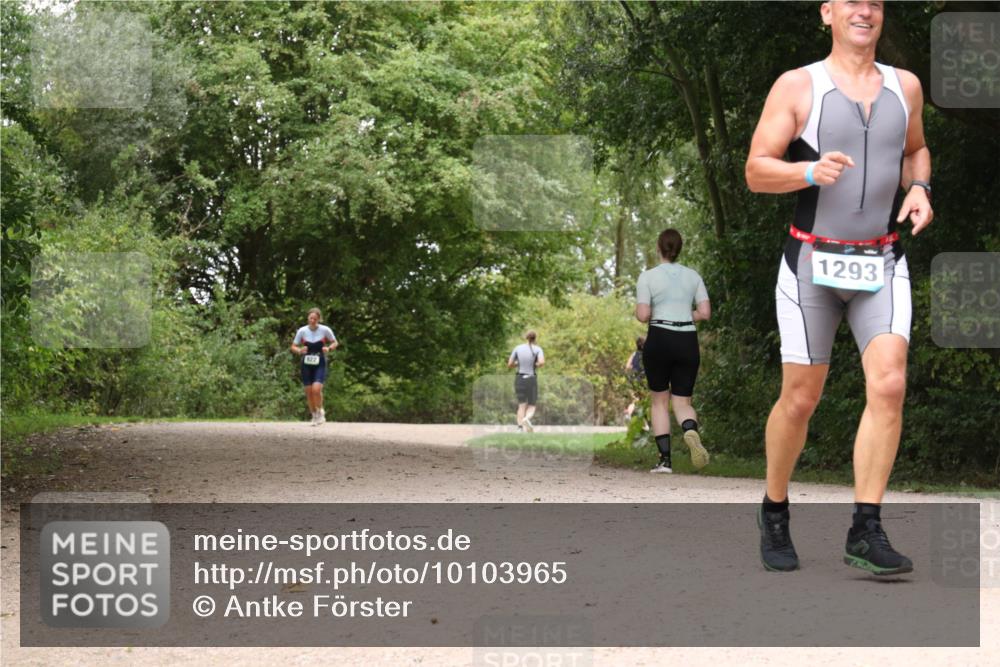 30.08.2026 - Elbe Triathlon Hamburg Antke Förster http://msf.ph/oto/10103965 30.08.2026 11:48:42 Laufen 122, 1293 meine-sportfotos.de