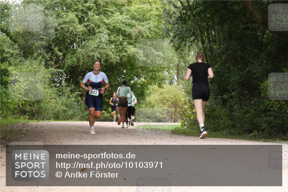 30.08.2026 - Elbe Triathlon Hamburg Antke Förster http://msf.ph/oto/10103971 30.08.2026 11:48:50 Laufen 822 meine-sportfotos.de