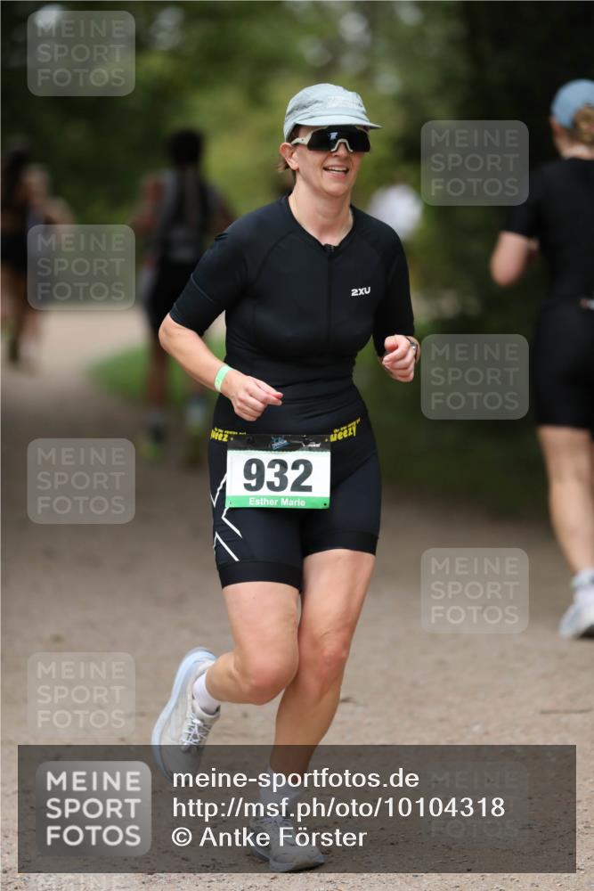 30.08.2026 - Elbe Triathlon Hamburg Antke Förster http://msf.ph/oto/10104318 30.08.2026 11:49:23 Laufen 932, 2 meine-sportfotos.de