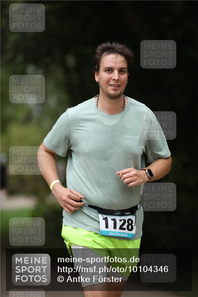 30.08.2026 - Elbe Triathlon Hamburg Antke Förster http://msf.ph/oto/10104346 30.08.2026 11:49:36 Laufen 1128 meine-sportfotos.de