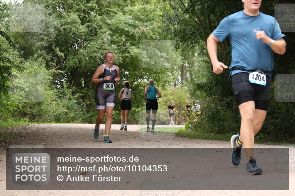 30.08.2026 - Elbe Triathlon Hamburg Antke Förster http://msf.ph/oto/10104353 30.08.2026 11:54:31 Laufen 860, 1304 meine-sportfotos.de