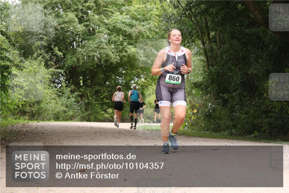 30.08.2026 - Elbe Triathlon Hamburg Antke Förster http://msf.ph/oto/10104357 30.08.2026 11:54:33 Laufen 860 meine-sportfotos.de